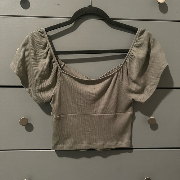 AMERICAN EAGLE- green flutter sleeve crop top - Picture 2 of 3